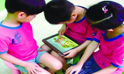 智能手机、ipads成儿童视力杀手 建议贴上宅男视频在线看